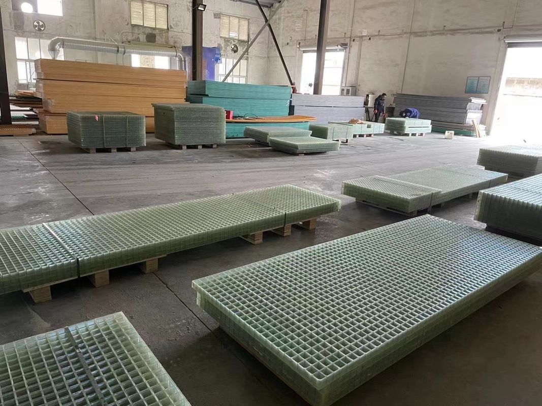 กล่องเรซินบริสุทธิ์ FRP Grating Walkway หรือ Platform ใช้ใน 38 * 38 * 38mm ขนาดแผ่นที่กําหนดเอง