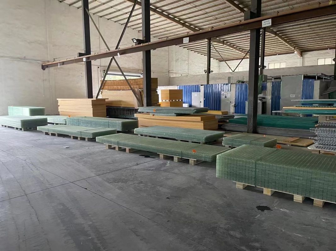 กล่องเรซินบริสุทธิ์ FRP Grating Walkway หรือ Platform ใช้ใน 38 * 38 * 38mm ขนาดแผ่นที่กําหนดเอง